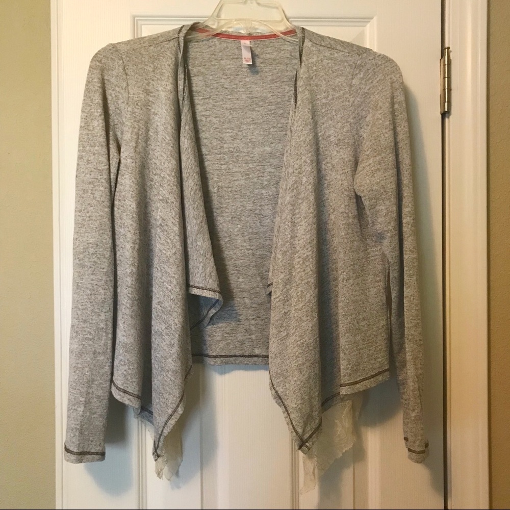Cropped gray cardigan with lace detail